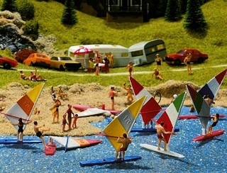 1planche � voile avec 1 figurine / Personnages