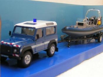 Land Rover gendarmerie et bateau plongeurs