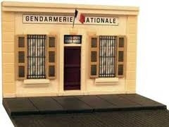 Facade de Gendarmerie avec portion de rue et trottoir / Gendarmerie