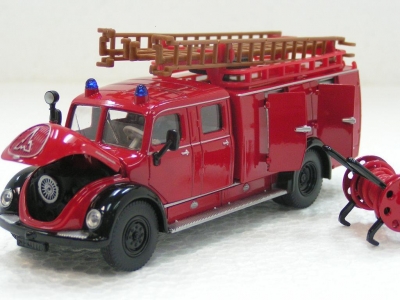 Fourgon Magirus Merkur avec portes ouvrantes et echelles / SIKU