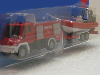 Mercedes Unimog + boat on trailer (french version)