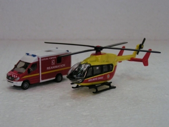 Ensemble Ambulance de reanimation avec Helicoptere Securite Civile
