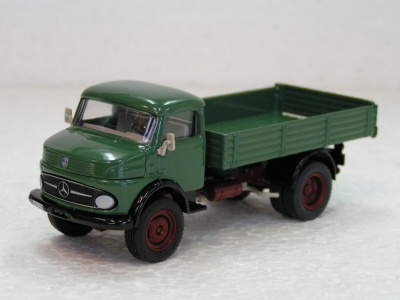 Camion mercedes a plateau / Trucks