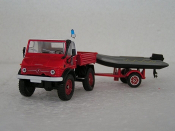 Mercedes Unimog avec canot