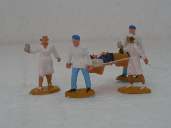 Ensemble brancard , deux brancardiers et 2 infirmieres