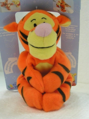 Petite peluche Tigrou avec pattes aimant�es