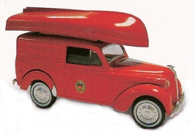Renault Juvaquatre with boat 
