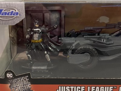 JADA diecast car 1/32  DC comics Justice League BATMOBILE w/BATMAN figure Diecast models