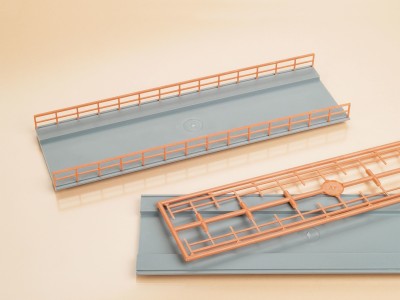 AUHAGEN  set de chemin de roulement  et rambardes (maquettes plastiques teintées à construire colle non incluse) (2x 206x65mm + 4 x 206mm)) Decors et diorama