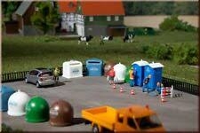 AUHAGEN mobiliers urbain et divers (toilettes mobiles, conteneurs de recyclage.) HO scale