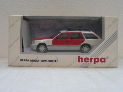 HERPA Mercedes E320 T Modell Notarzt Véhicules miniatures