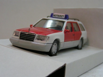 HERPA Mercedes E320 T Modell Notarzt Véhicules miniatures