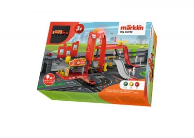 MARKLIN MY WORLD caserne de pompier lumineuse et sonore  avec nombreux accessoires et camion de pompier Trains