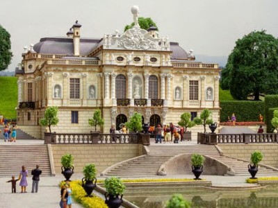 NOCH maquette à construire en laser cut (1006 piéces) et statues en impression 3D (113 piéces) avec set de figurines Decorations and landscapes