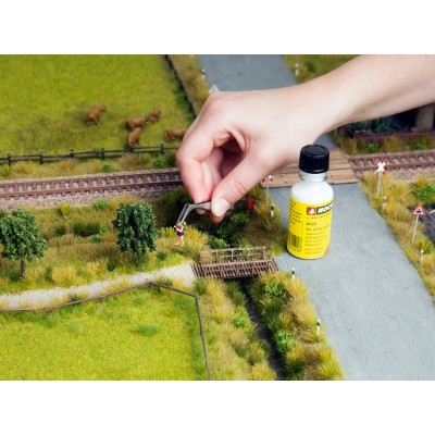 NOCH colle temporaire ; permet de coller et de décoller facilement (déplacer un personnage sur un diorama par ex) Trains