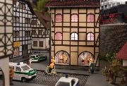 NOCH Maison rose/rouge avec vitrines et figurines Echelle HO