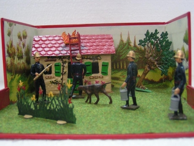 CBG MIGNOT Boite diorama comprenant une maison en feu, figurines et accesoires (tenue 1910) Police et service d'urgences