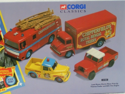 CORGI TOYS Ensemble Land Rover + Morris Minor pick-up + Thames trader and AEC fire engine Chipperfields circus Diecast models