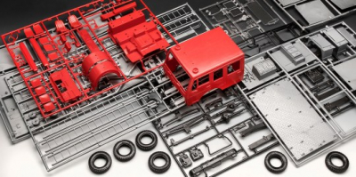 REVELLplastic kit of fire engine FEUERWEHR  Mercedes Benz 1017 LF 16(cement and parts not included) LIMITED EDITION Kits and plastic figures