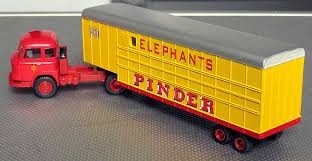 SAI Cirque PINDER Semi remorque transport d'éléphants(modele en résine et métal peint et décoré) Véhicules miniatures