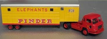 SAI Cirque PINDER Semi remorque transport d'éléphants(modele en résine et métal peint et décoré) Diecast models