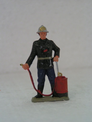 STARLUX Caporal avec seau pompe ancien casque firemen Kits and landscapes