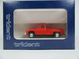 TRIDENT Chevrolet fenderside pick-up RED Diecast models